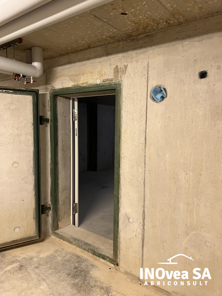 Porte blindée à l'entrée d'un abri